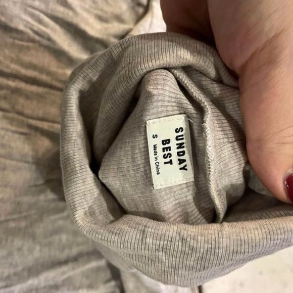 Aritzia Sunday best gray turtleneck - size small - Picture 3 of 3
